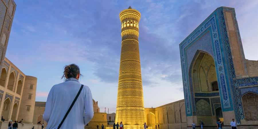 A Group Walking Tour Of Old Town - Under the Kalon Minaret and around the Poi Kalon area