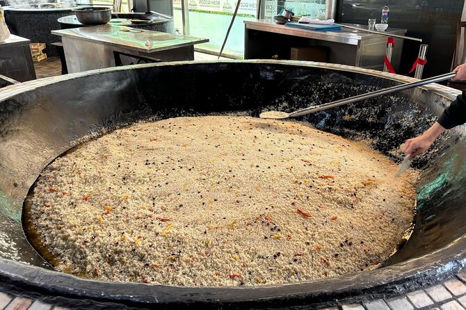 Food tour in Tashkent - First stop: juicy somsa at Nomdor Somsa Osh Markazi