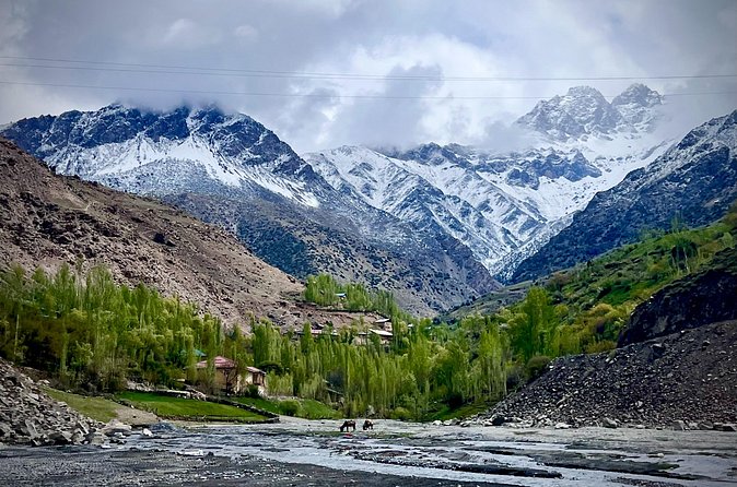 From Samarkand: Day Trip to Tajikistan's Seven Lakes - Panjakent Bazaar: your lunch stop and first taste of Tajikistan