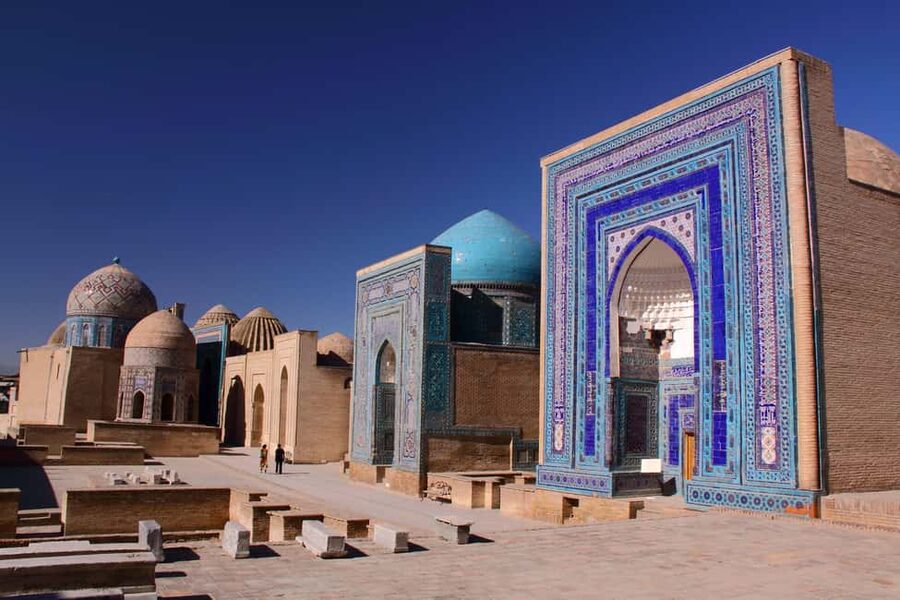 Samarkand: Photo Walking Tour - Meeting your guide at Registan Square